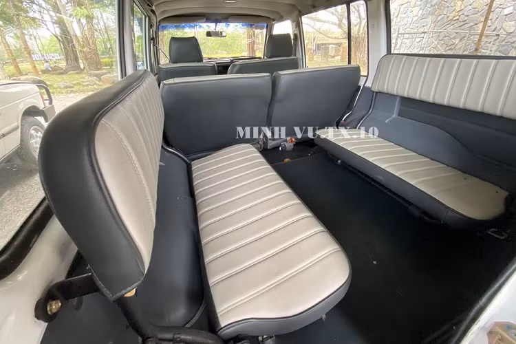 Điểm thú vị có lẽ nằm ở hàng ghế thứ 3, nơi xe nguyên bản có ghế dài có thể chứa được 2 người ngồi nhưng nay đã được cải tạo thành 2 ghế đối diện cỡ lớn, đủ sức chứa cho 3 người lớn mỗi bên ngồi. 2 ghế này cũng có thể trở thành 1 chiếc giường cho hành khách nghỉ ngơi, thư giản.