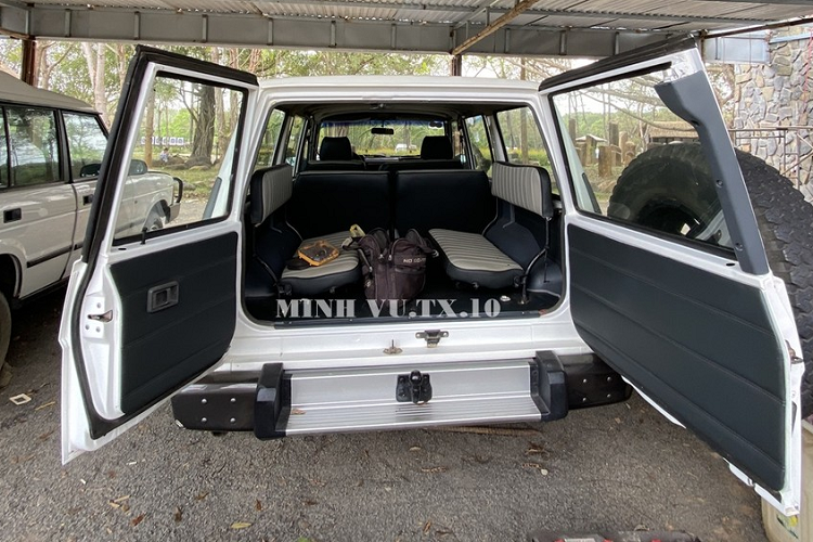 Về chiếc xe Nissan Patrol thuộc thế hệ thứ 4 của ông Đặng Lê Nguyên Vũ, ngoại thất xe được sơn màu trắng cùng các chi tiết sơn đen tạo điểm nhấn, đèn pha tròn cổ điển tích hợp thêm đèn xi-nhan dựng dọc, xe được tích hợp thêm ống thở nằm ở bên hông phía tài xế.