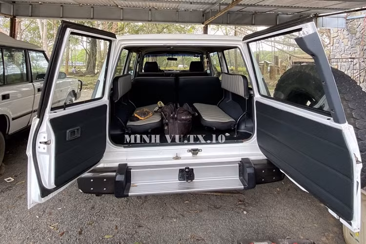 Về chiếc xe Nissan Patrol thuộc thế hệ thứ 4 của ông Đặng Lê Nguyên Vũ, ngoại thất xe được sơn màu trắng cùng các chi tiết sơn đen tạo điểm nhấn, đèn pha tròn cổ điển tích hợp thêm đèn xi-nhan dựng dọc, xe được tích hợp thêm ống thở nằm ở bên hông phía tài xế.