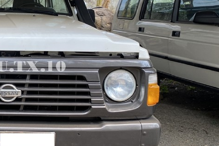 Ban đầu, Nissan Patrol Y60 có sẵn với cả trục sau lò xo lá nhưng từ năm 1994 trở đi, lựa chọn trục sau lò xo cuộn giống như các toa xe đã xuất hiện, ngoài ra, đời này, xe có tay lái trợ lực là tiêu chuẩn, phanh đĩa trước và sự ra đời của đồng bộ trên số lùi là một cải tiến khác.