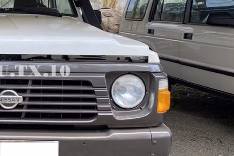 Ban đầu, Nissan Patrol Y60 có sẵn với cả trục sau lò xo lá nhưng từ năm 1994 trở đi, lựa chọn trục sau lò xo cuộn giống như các toa xe đã xuất hiện, ngoài ra, đời này, xe có tay lái trợ lực là tiêu chuẩn, phanh đĩa trước và sự ra đời của đồng bộ trên số lùi là một cải tiến khác.