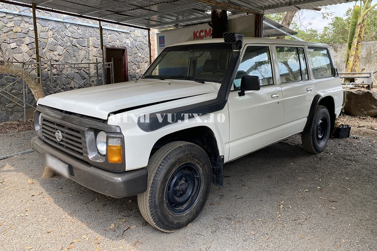 Đầu tiên, Nissan Patrol Y60 có sự khác biệt hoàn toàn về mặt cơ khí so với những người tiền nhiệm trước đó, lý do vì đây là chiếc Patrol đầu tiên có hệ thống treo lò xo cuộn, tăng sự thoải mái và cải thiện khả năng xử lý trên mặt đường gồ ghề, xe có thiết lập hệ thống treo trục trực tiếp ba liên kết ở phía trước, tất cả các phiên bản xe Nissan Patrol Y60 bao gồm SWB, LWB và SWB LW đều sử dụng thiết lập năm liên kết ở phía sau.