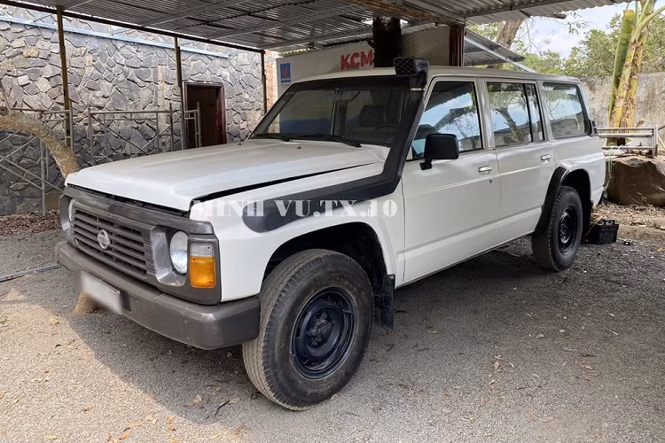 Đầu tiên, Nissan Patrol Y60 có sự khác biệt hoàn toàn về mặt cơ khí so với những người tiền nhiệm trước đó, lý do vì đây là chiếc Patrol đầu tiên có hệ thống treo lò xo cuộn, tăng sự thoải mái và cải thiện khả năng xử lý trên mặt đường gồ ghề, xe có thiết lập hệ thống treo trục trực tiếp ba liên kết ở phía trước, tất cả các phiên bản xe Nissan Patrol Y60 bao gồm SWB, LWB và SWB LW đều sử dụng thiết lập năm liên kết ở phía sau.