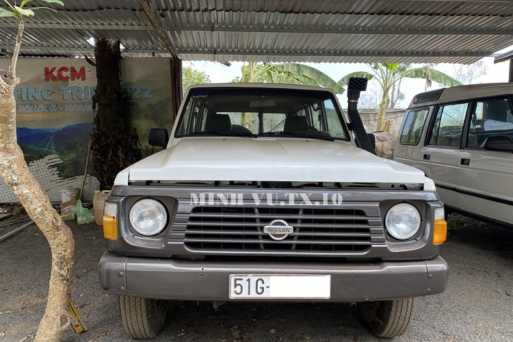 Trong số gần 10 chiếc xe gầm cao máy thoáng xuất hiện tại bãi đỗ xe của khu du lịch Thác Dray Nur, ở địa phận KRông Ana, tỉnh Đắk Lắk, có một chiếc xe Nissan Patrol Y60 kịch độc gây sự chú ý không nhỏ bởi thiết kế xe rất cá tính cũng như việc được tích hợp thêm ống thở độ bên sườn, 1 trong những món bảo bối dành cho các dân chơi off-road. 