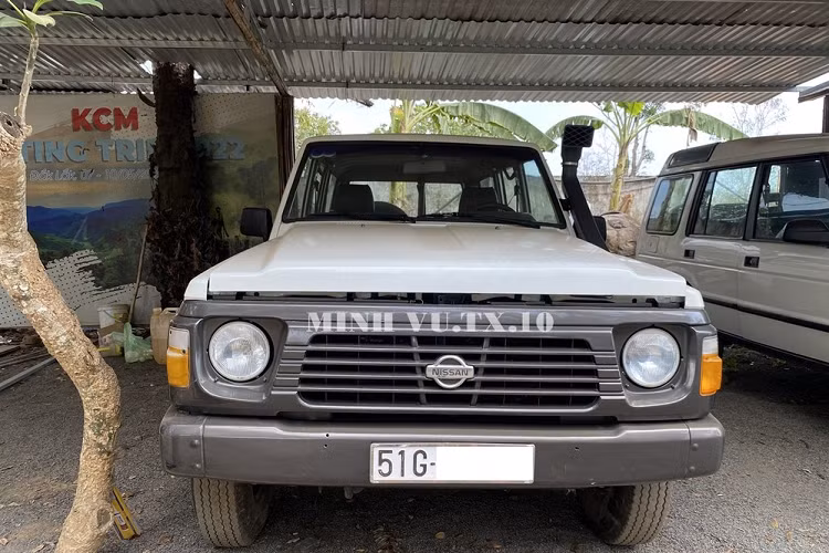 Trong số gần 10 chiếc xe gầm cao máy thoáng xuất hiện tại bãi đỗ xe của khu du lịch Thác Dray Nur, ở địa phận KRông Ana, tỉnh Đắk Lắk, có một chiếc xe Nissan Patrol Y60 kịch độc gây sự chú ý không nhỏ bởi thiết kế xe rất cá tính cũng như việc được tích hợp thêm ống thở độ bên sườn, 1 trong những món bảo bối dành cho các dân chơi off-road. 