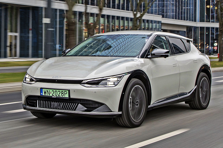 Khi các thương hiệu lâu đời của Hoa Kỳ như Ford và General Motors đang cố gắng vượt qua Tesla để trở thành công ty dẫn đầu về xe điện của thế giới thì Hyundai sẽ cùng với những thương hiệu khác, chẳng hạn như Volkswagen cũng nỗ lực không kém để tiếp tục vươn lên dẫn đầu.