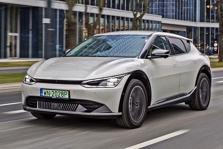 Khi các thương hiệu lâu đời của Hoa Kỳ như Ford và General Motors đang cố gắng vượt qua Tesla để trở thành công ty dẫn đầu về xe điện của thế giới thì Hyundai sẽ cùng với những thương hiệu khác, chẳng hạn như Volkswagen cũng nỗ lực không kém để tiếp tục vươn lên dẫn đầu.