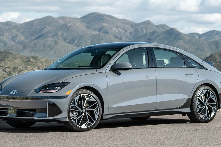 Hyundai là một trong số những nhà sản xuất ôtô truyền thống tích cực nhất trong việc chuyển đổi sang xe điện và điều này đã mang lại thành công cho hãng khi mà các mẫu EV mới như Kia EV6, Ioniq 5 và Ioniq 6 đều được khách hàng đón nhận.