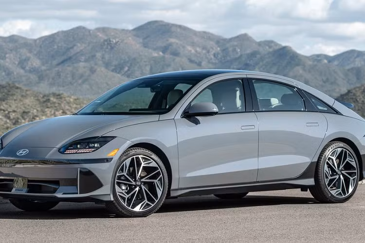 Hyundai là một trong số những nhà sản xuất ôtô truyền thống tích cực nhất trong việc chuyển đổi sang xe điện và điều này đã mang lại thành công cho hãng khi mà các mẫu EV mới như Kia EV6, Ioniq 5 và Ioniq 6 đều được khách hàng đón nhận.