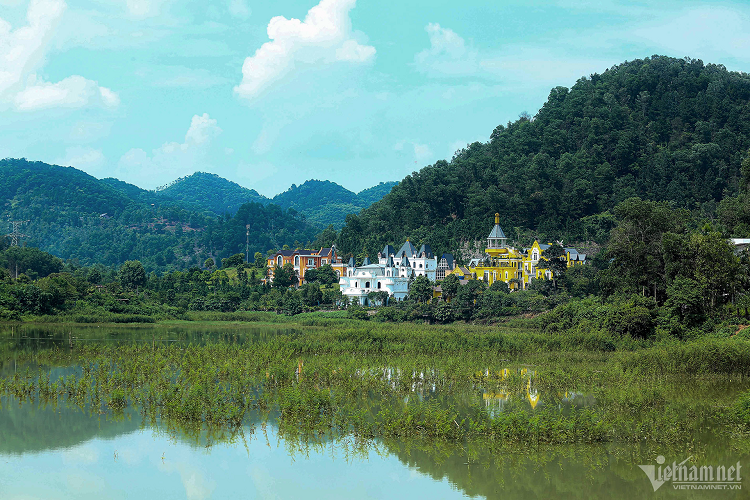 Thảm thực vật, cây xanh dưới chân núi cạnh hồ Đồng Đò đang bị "cạo trọc", thay vào đó là những công trình kiên cố, homestay.