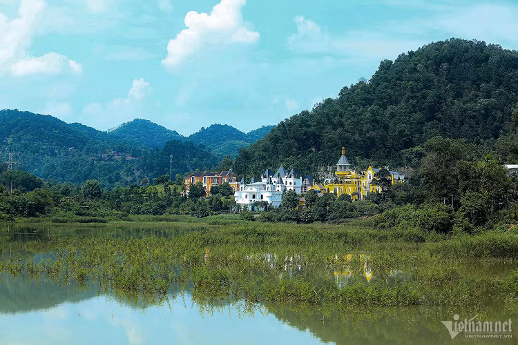 Thảm thực vật, cây xanh dưới chân núi cạnh hồ Đồng Đò đang bị "cạo trọc", thay vào đó là những công trình kiên cố, homestay.