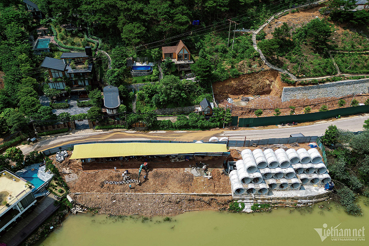 Tháng 3/2019, Thanh tra TP Hà Nội kết luận có gần 3.000 công trình sai phạm trên đất rừng Sóc Sơn. Chỉ tính riêng 2 xã Minh Phú, Minh Trí và khu vực ven 7 hồ lớn trong quy hoạch rừng có 797 công trình vi phạm. Đến năm 2021, việc xử lý công trình vi phạm theo kết luận thanh tra được tạm dừng chờ TP Hà Nội điều chỉnh quy hoạch rừng Sóc Sơn.