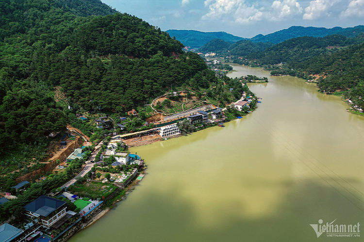 Sau kết luận của Thanh tra TP Hà Nội vào năm 2019, những năm qua huyện Sóc Sơn vẫn phát hiện hàng trăm công trình vi phạm đất rừng phòng hộ. Không chỉ bạt núi, chủ các công trình vi phạm còn ngang nhiên lấn chiếm lòng hồ Ban Tiện và Đồng Đò. 