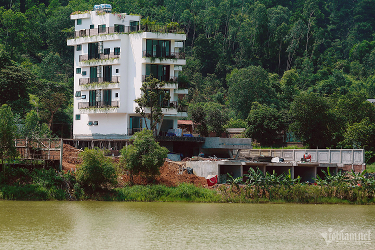 Không chỉ xâm lấn đất rừng, nhiều công trình còn vươn ra cả hồ Đồng Đò. Trong tháng 6 vừa qua, Sở NN&amp;PTNT Hà Nội phát hiện 3 vụ vi phạm tại hồ Đồng Đò.