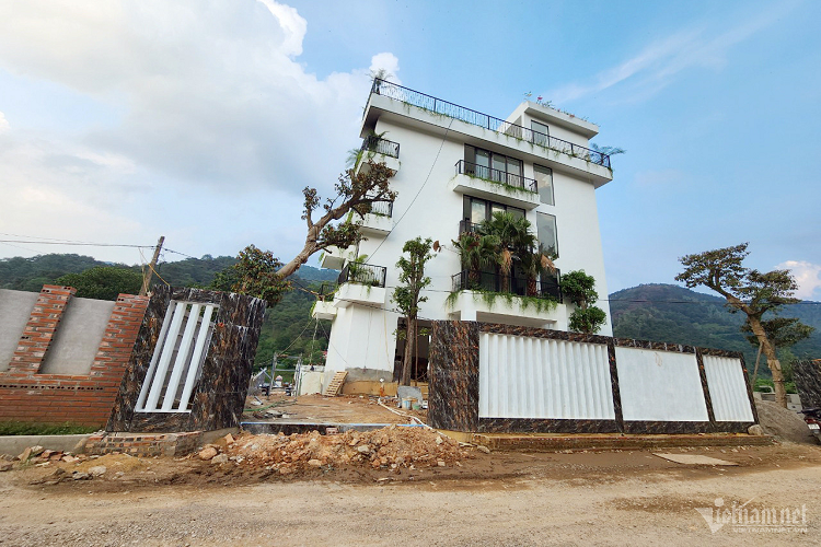 Trao đổi với PV VietNamNet, một lãnh đạo huyện Sóc Sơn cho biết, dù biết các công trình vi phạm hồ Đồng Đò nhưng để cưỡng chế được thì cần phải hoàn thiện hồ sơ pháp lý.