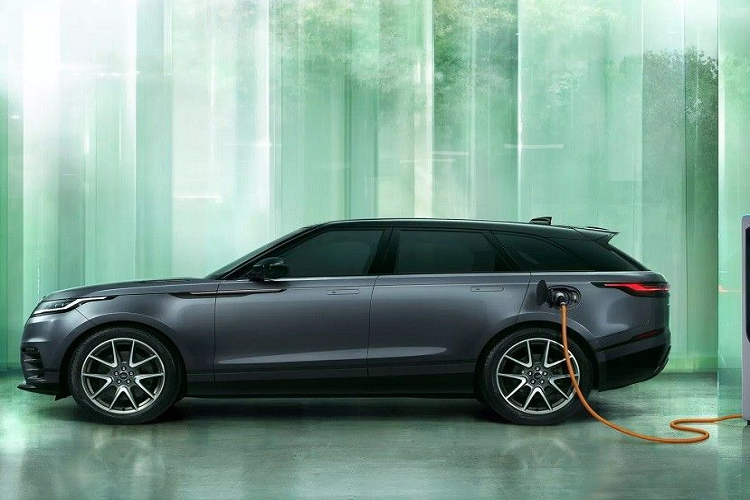 Động cơ 6 xi-lanh và PHEV sẽ đi kèm với hệ thống treo chủ động Adaptive Dynamics. Hệ thống treo khí nén Electronic Air Suspension được cung cấp dưới dạng tùy chọn. Giá xe Range Rover Velar 2024 từ 54.045 - 79.825 Bảng (khoảng 1,57 - 2,31 tỷ đồng) tại Anh. Ở Việt Nam, Range Rover Velar được phân phân phối chính hãng với mức giá 4,285 tỷ đồng.