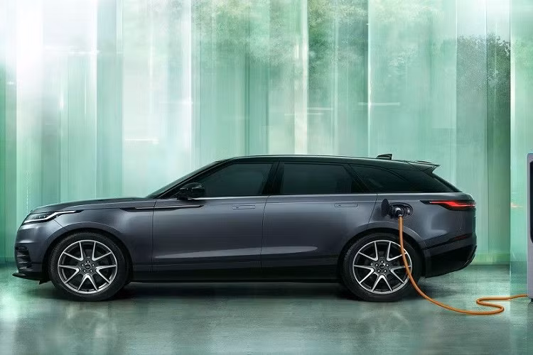 Động cơ 6 xi-lanh và PHEV sẽ đi kèm với hệ thống treo chủ động Adaptive Dynamics. Hệ thống treo khí nén Electronic Air Suspension được cung cấp dưới dạng tùy chọn. Giá xe Range Rover Velar 2024 từ 54.045 - 79.825 Bảng (khoảng 1,57 - 2,31 tỷ đồng) tại Anh. Ở Việt Nam, Range Rover Velar được phân phân phối chính hãng với mức giá 4,285 tỷ đồng.