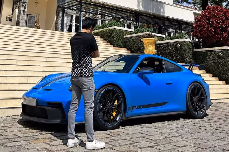 Hiện tại, chiếc xe đua đường phố Porsche 911 GT3 của Cường Đô la đã hoàn thành xong hết các khâu cần thiết như bảo dưỡng, lên 1 số bộ tem đẹp và tất nhiên, còn có logo riêng của hành trình Porsche Asean Caravan chính là hình bản đồ mà đoàn xe này sẽ chạy qua 4 nước Asean.