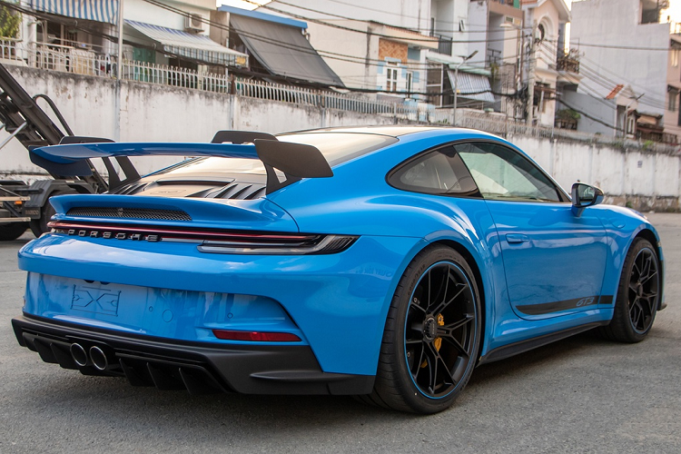 Porsche 911 GT3 992 của Cường Đô la sử dụng hộp số 7 tốc độ PDK, nhờ đó, chiếc xe này tăng tốc từ vị trí xuất phát lên 100 km/h chỉ với thời gian 3,4 giây trước khi đạt vận tốc tối đa 318 km/h.