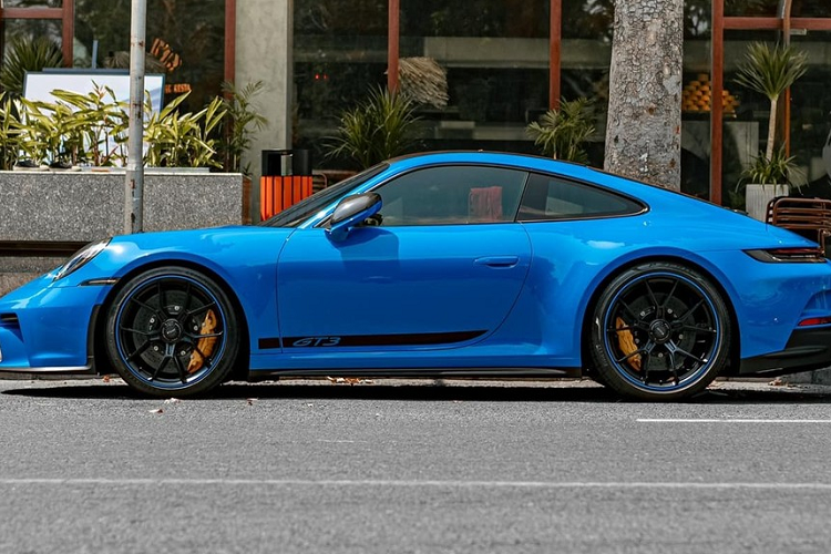 Hành trình lần này đã nhận được sự quan tâm đặc biệt của giới mê xe khi có ông Nguyễn Quốc Cường, hay còn gọi là tay chơi siêu xe Cường Đô la tham dự. Được biết, Cường Đô la sẽ điều khiển chiếc xe đua đường phố Porsche 911 GT3 thế hệ 992, đây cũng hứa hẹn sẽ là thành viên nổi bật nhất đoàn xe này.