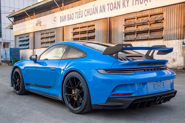 Xe đua đường phố Porsche 911 GT3 thế hệ 992 sắp cùng Cường Đô la đi sang 3 nước Asean khác ngoài Việt Nam là Lào, Thái Lan, Campuchia được trang bị động cơ 6 xi-lanh hút khí tự nhiên, dung tích 4.0 lít sản sinh ra công suất tối đa 503 mã lực tại vòng tua máy 8.400 vòng/phút và mô-men xoắn cực đại 470 Nm tại tua máy 6.100 vòng/phút.