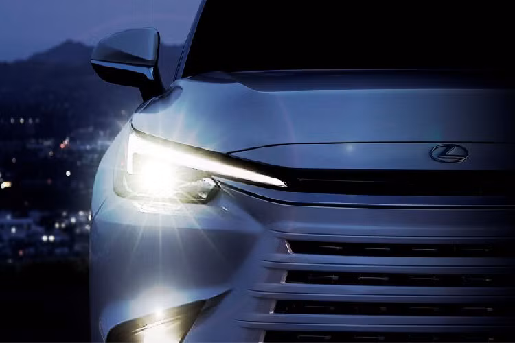 Lexus tỏ ra khá kín đáo khi chỉ cho thấy hình ảnh duy nhất của phần thân sau, bao gồm cửa, vòm bánh sau, cửa sổ thứ ba và trụ D sơn đen. Tuy nhiên những chi tiết này lại gợi ý TX có nhiều điểm chung với Toyota Grand Highlander và có thể sẽ được phát triển từ mẫu xe này.