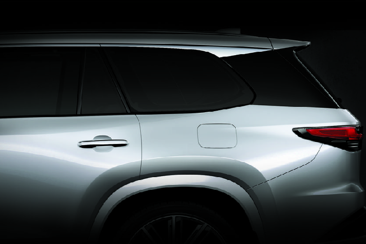 Mặc dù tay nắm cửa và cửa sổ thứ ba của cả hai mẫu xe khá tương đồng, tuy nhiên cửa sổ phụ ở hàng ghế thứ 2 của Lexus TX có thiết kế khác đôi chút. Ngoài ra, cụm đèn hậu Lexus TX ôm lấy phần thân nhiều hơn Toyota Grand Highlander. Tiếp theo đó, Lexus tiếp tục hé lộ hình ảnh nội thất với kiểu bố trí 3 hàng ghế và một phần bảng điều khiển.