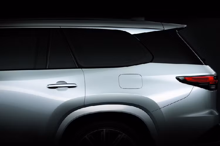 Mặc dù tay nắm cửa và cửa sổ thứ ba của cả hai mẫu xe khá tương đồng, tuy nhiên cửa sổ phụ ở hàng ghế thứ 2 của Lexus TX có thiết kế khác đôi chút. Ngoài ra, cụm đèn hậu Lexus TX ôm lấy phần thân nhiều hơn Toyota Grand Highlander. Tiếp theo đó, Lexus tiếp tục hé lộ hình ảnh nội thất với kiểu bố trí 3 hàng ghế và một phần bảng điều khiển.