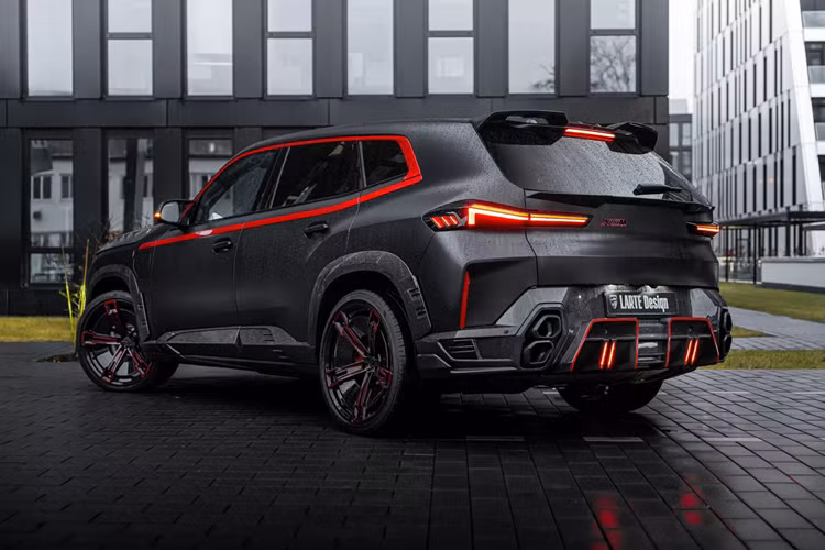 Nhân dịp nghỉ lễ Giáng sinh 2023 và đón chào năm mới 2024, Larte Design đã chọn ra một trong số 500 chiếc BMW XM Label Red đặc biệt (sản xuất giới hạn) – xe được phủ bằng màu Frozen Carbon Black đầy ấn tượng. Gói nâng cấp bao gồm tổng cộng 17 thành phần, được bổ sung bởi các chi tiết màu Toronto Red phù hợp với cấu hình ban đầu của xe.