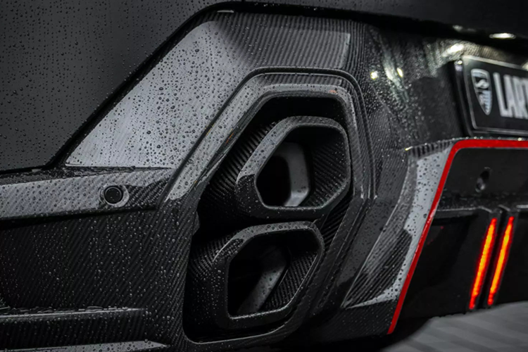 Ở phía sau, sự thay đổi trở nên rõ ràng hơn với việc thêm cánh lướt gió kép – một trên nắp cốp và một gắn trên bộ body kit. Larte trang bị cho XM Label Red một bộ khuếch tán lớn cùng đèn phanh kiểu xe đua F1. Một số điểm nhấn khác đó là đầu ống xả đôi hình lục giác thẳng đứng bằng sợi carbon và phần gia cố bộ giảm xóc sau đặt cao hơn.