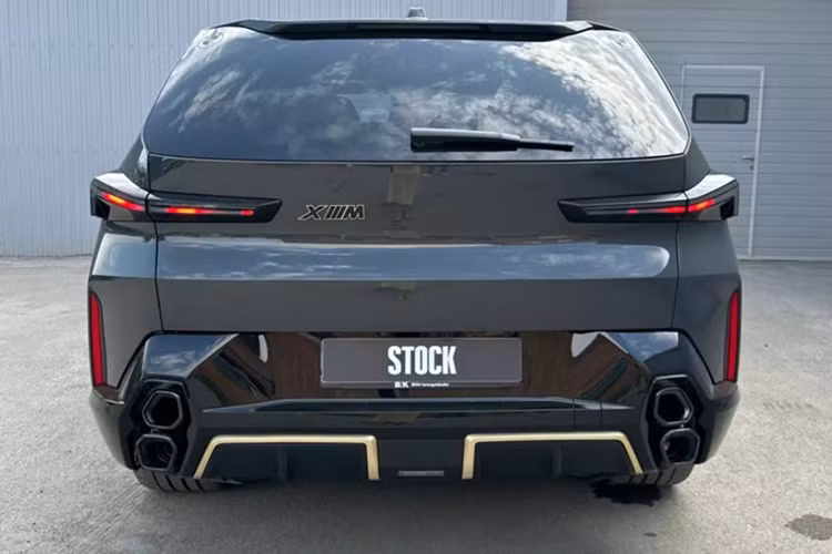 Hệ thống truyền động hybrid sạc điện PHEV nguyên bản của XM Label Red gồm động cơ V8 tăng áp kép và một mô-tơ điện tạo ra công suất 738 mã lực và mô-men xoắn 997 Nm, giúp xe tăng tốc từ 0-100 km/h trong chỉ 3,8 giây và đạt tốc độ tối đa lên đến 290 km/h. Do sức mạnh đã quá lớn và dư dả nên Larte Design cảm thấy không cần phải thay đổi thêm gì.