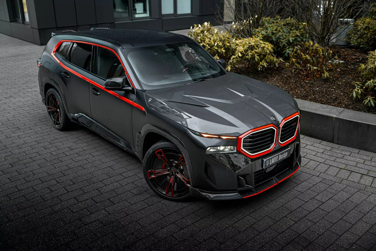 Bên cạnh đó, mâm xe 23 inch cũng sẽ là một trang bị tùy chọn với giá 8.500 euro (tương đương 228 triệu đồng). BMW XM tại Việt Nam cũng đã được ra mắt chính hãng vào tháng 11/2023. Xe được nhập khẩu nguyên chiếc với một phiên bản duy nhất, giá bán 10,999 tỷ đồng.