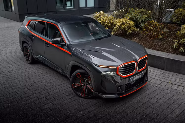 Bên cạnh đó, mâm xe 23 inch cũng sẽ là một trang bị tùy chọn với giá 8.500 euro (tương đương 228 triệu đồng). BMW XM tại Việt Nam cũng đã được ra mắt chính hãng vào tháng 11/2023. Xe được nhập khẩu nguyên chiếc với một phiên bản duy nhất, giá bán 10,999 tỷ đồng.