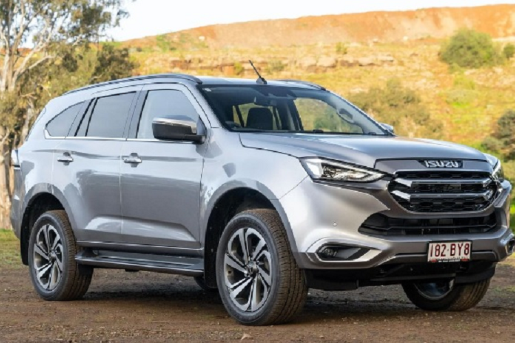  Isuzu Mu-X: 7 xe Cũng chung tình trạng với Mitsubishi Pajero Sport là Isuzu Mu-X khi chỉ ghi nhận 7 xe bàn giao tới khách hàng. Isuzu mu-X ra mắt Việt Nam lần đầu vào tháng 08/2016, trở thành đối thủ của các mẫu xe Hyundai Santa Fe hay Mitsubishi Pajero Sport trong phân khúc SUV 7 chỗ.