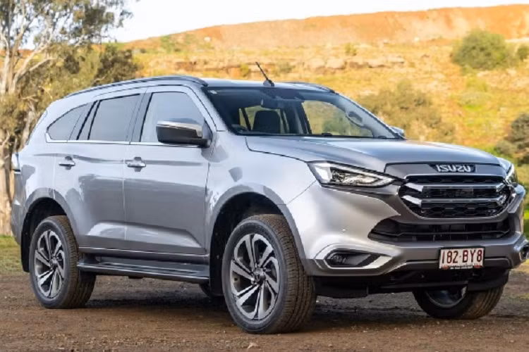  Isuzu Mu-X: 7 xe Cũng chung tình trạng với Mitsubishi Pajero Sport là Isuzu Mu-X khi chỉ ghi nhận 7 xe bàn giao tới khách hàng. Isuzu mu-X ra mắt Việt Nam lần đầu vào tháng 08/2016, trở thành đối thủ của các mẫu xe Hyundai Santa Fe hay Mitsubishi Pajero Sport trong phân khúc SUV 7 chỗ.