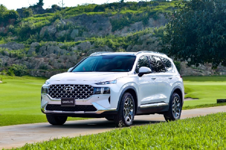  Hyundai SantaFe: 323 xe Xếp ngay sau “vua phân khúc” Ford Everest là Hyundai Santa Fe với doanh số 323 xe. Mẫu SUV nhà Hyundai được khách hàng đánh giá cao nhờ thiết kế hiện đại, không gian rộng rãi, cùng nhiều trang bị cao cấp. Santa Fe hiện đang được phân phối tại Việt Nam với 4 phiên bản, cùng 2 tùy chọn máy xăng và máy dầu. Giá xe dao động từ 1,055 - 1,375 tỷ đồng.