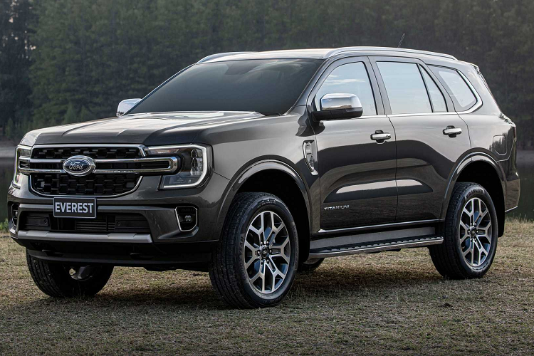 Đây cũng là lần đầu tiên doanh số bán xe Ford Everest tạo được sự cách biệt lớn trước đối thủ Hyundai SantaFe. Tại Việt Nam, Ford Everest hiện được phân phối với 4 phiên bản Ambiente, Sport, Titanium và Titanium+. Giá bán dao động từ 1,099 - 1,452 tỷ đồng. Được biết, sắp tới xe sẽ được bổ sung phiên bản Wildtrak cao cấp.