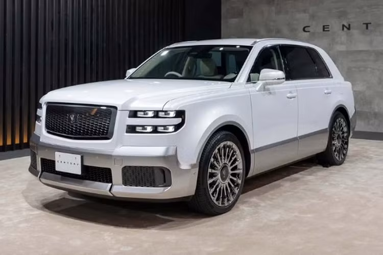  Toyota Century SUV 2024 mới đã ra mắt với tư cách là mẫu SUV cao cấp nhất trong dải sản phẩm của thương hiệu Nhật Bản này. Mẫu xe thể thao đa dụng này có giá bán tương đương 167.000 USD (hơn 4 tỷ đồng) tại thị trường Nhật Bản, cao gần gấp 5 lần giá của Land Cruiser phiên bản tiêu chuẩn (34.000 USD tương đương 825 triệu đồng).