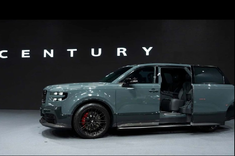 Trong một buổi phỏng vấn được đăng trên tạp chí nội bộ Toyota Times, ông Akio Toyoda - Chủ tịch Toyota cho biết so với bản sedan, chiếc SUV Century của Toyota được thiết kế nhằm hướng đến nhóm khách hàng trẻ tuổi.