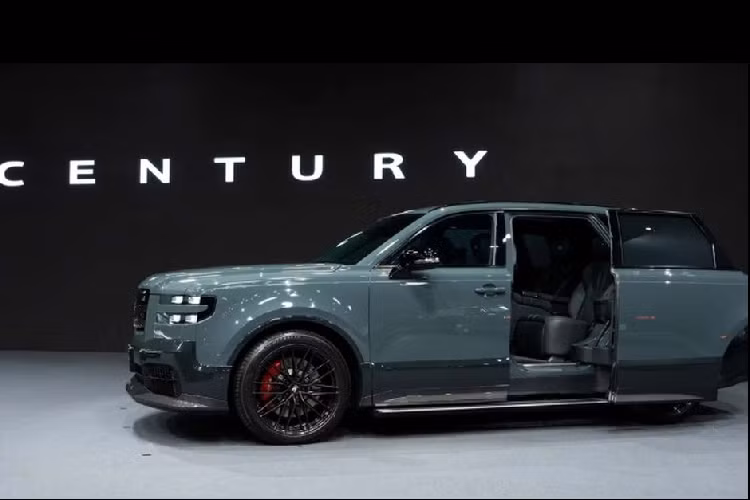 Trong một buổi phỏng vấn được đăng trên tạp chí nội bộ Toyota Times, ông Akio Toyoda - Chủ tịch Toyota cho biết so với bản sedan, chiếc SUV Century của Toyota được thiết kế nhằm hướng đến nhóm khách hàng trẻ tuổi.