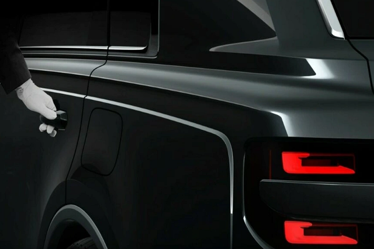 Thay vào đó, biểu tượng hình bầu dục quen thuộc được thay thế bằng họa tiết phượng hoàng vàng lấy cảm hứng từ hoàng gia Nhật Bản. Chiếc sedan hạng sang đã mang logo này kể từ thế hệ đầu tiên ra mắt vào năm 1967.