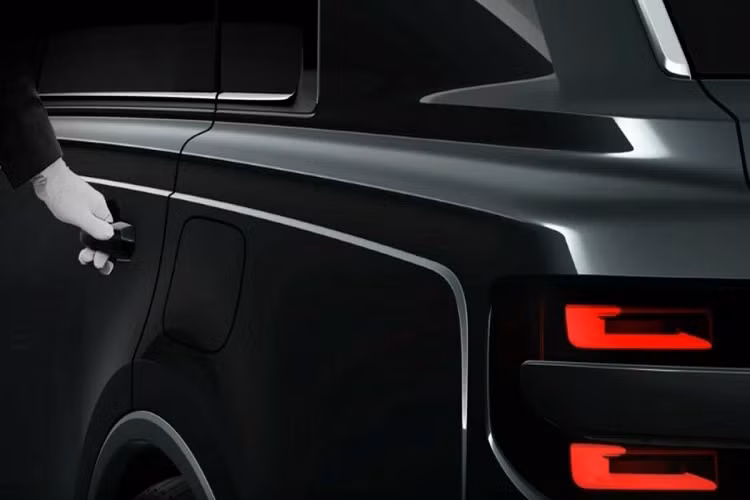 Thay vào đó, biểu tượng hình bầu dục quen thuộc được thay thế bằng họa tiết phượng hoàng vàng lấy cảm hứng từ hoàng gia Nhật Bản. Chiếc sedan hạng sang đã mang logo này kể từ thế hệ đầu tiên ra mắt vào năm 1967.