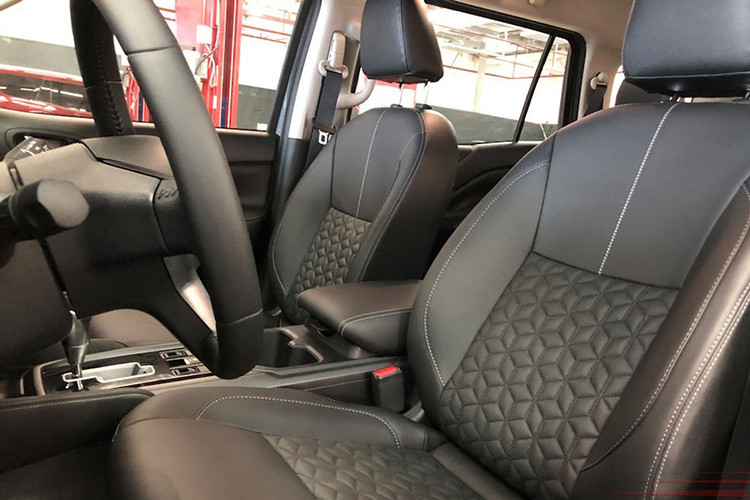 So với phiên bản thường, Terra Sport sở hữu thiết kế mạnh mẽ, hầm hố hơn, thể hiện qua những chi tiết ngoại thất được sơn đen như lưới tản nhiệt, hốc đèn sương mù trước, cản trước, ốp gương chiếu hậu... Giống như phiên bản thường, mẫu SUV này cũng vẫn sử dụng hệ thống đèn pha LED Quad với tính năng tự động điều chỉnh luồng sáng.