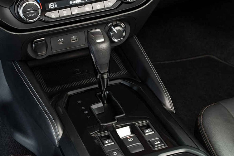 So với phiên bản thường, Terra Sport sở hữu thiết kế mạnh mẽ, hầm hố hơn, thể hiện qua những chi tiết ngoại thất được sơn đen như lưới tản nhiệt, hốc đèn sương mù trước, cản trước, ốp gương chiếu hậu...