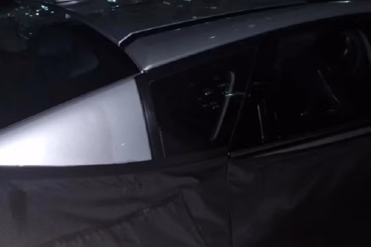 Đầu xe có đèn pha được thiết kế dạng dọc khá giống “người anh em” EV9, cùng với đó là dải đèn nhỏ kết nối cụm đèn 2 bên làm viền trên tản nhiệt.