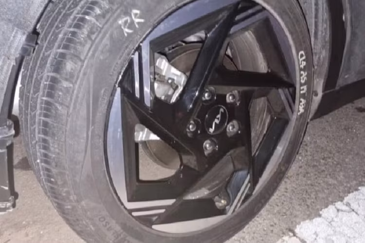 Vị trí cột C nhìn khá lạ lẫm. Người dùng tinh ý có thể nhìn thấy kí hiệu CL4 trên lốp xe, tên mã này chắc chắn chính là Kia K3 thế hệ mới.