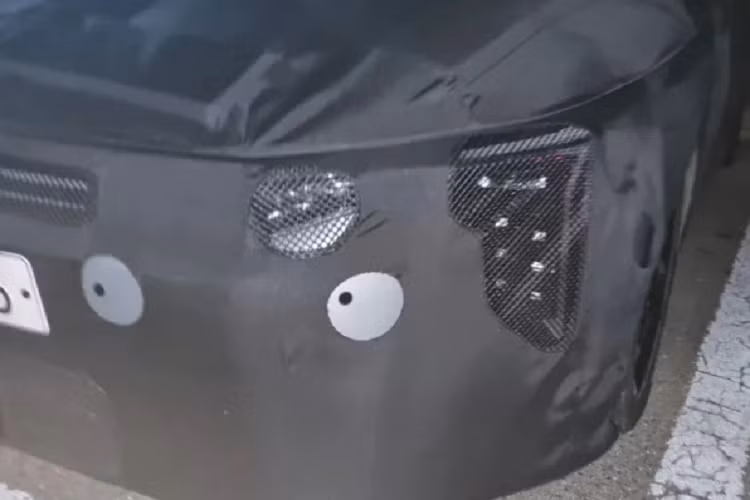 Hiện tại, thông tin về nội thất và hệ truyền động của xe vẫn chưa được tiết lộ. Tuy nhiên, theo nhiều nguồn tin, Kia K3 mới sẽ được trang bị động cơ hybrid tiết kiệm nhiên liệu.