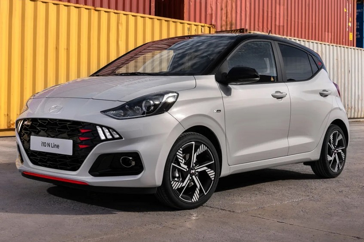 Bản Premium dùng động cơ xăng 4 xi-lanh, dung tích 1.2L với công suất tối đa 83 mã lực. Trong khi đó, bản N Line có giá 18.020 Bảng (525 triệu đồng). Lấy cảm hứng thiết kế từ xe đua thể thao, Hyundai i10 N Line 2023 sở hữu cản trước/sau và những chi tiết ngoại thất khác biệt so với 2 bản còn lại.