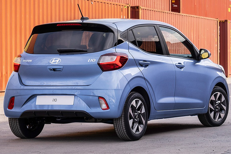 So với bản Advance kể trên, bản này có thêm những trang bị như vành hợp kim 16 inch, đèn sương mù trước, kính màu tối riêng tư, gương chiếu hậu gập chỉnh điện, sưởi ghế trước/vô lăng, đèn viền LED nội thất và sạc điện thoại không dây.