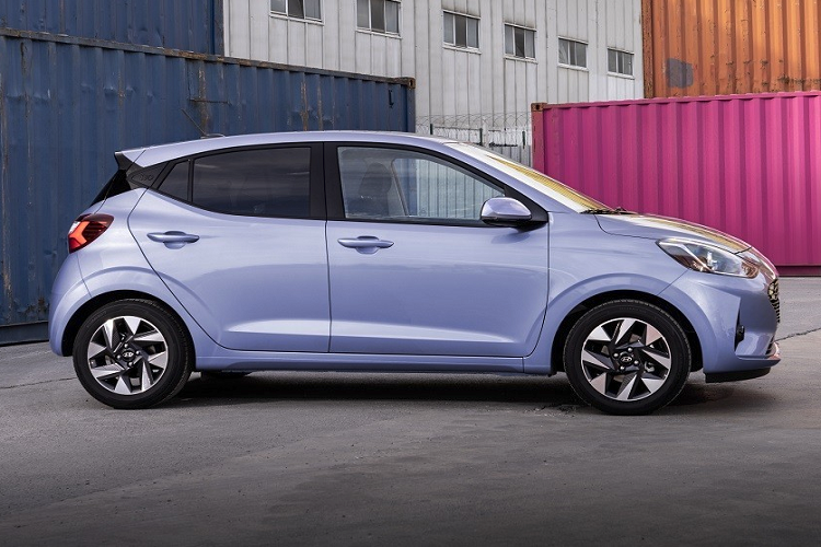 Điểm nhấn còn lại của Hyundai i10 2023 nằm ở công nghệ trợ lái nâng cao SmartSense, bao gồm hệ thống phanh khẩn cấp tự động, có thể phát hiện người đạp xe. Bên cạnh đó là hệ thống hỗ trợ bám làn đường và cảnh báo còn hành khách trên ghế sau. Tại thị trường Anh quốc, Hyundai i10 2023 có 3 phiên bản, bao gồm Advance, Premium và N Line.